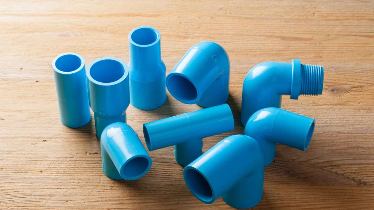 ¿Con qué se pegan los tubos de PVC?